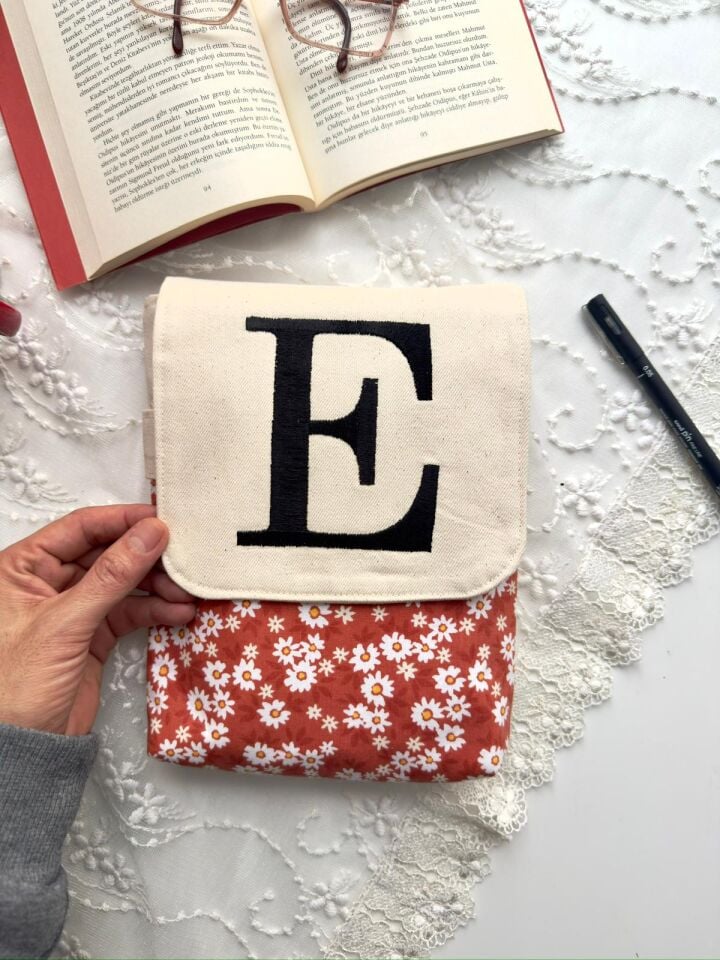 Kişiye Özel İsimli Kitap Kılıfı Kanvas Çiçek Desenli 20x22 cm