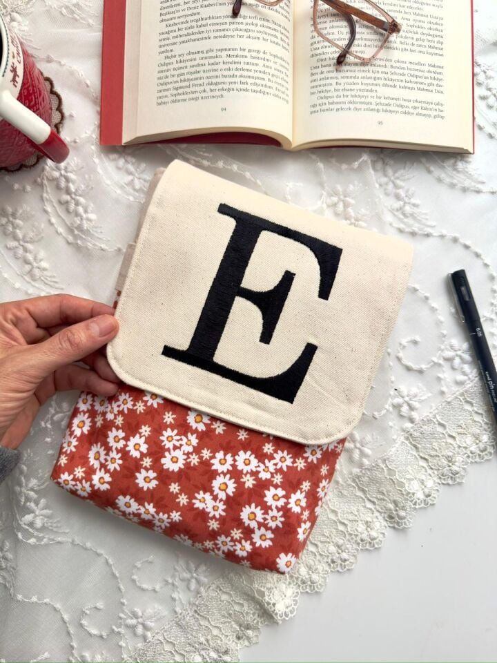 Kişiye Özel İsimli Kitap Kılıfı Kanvas Çiçek Desenli 20x22 cm