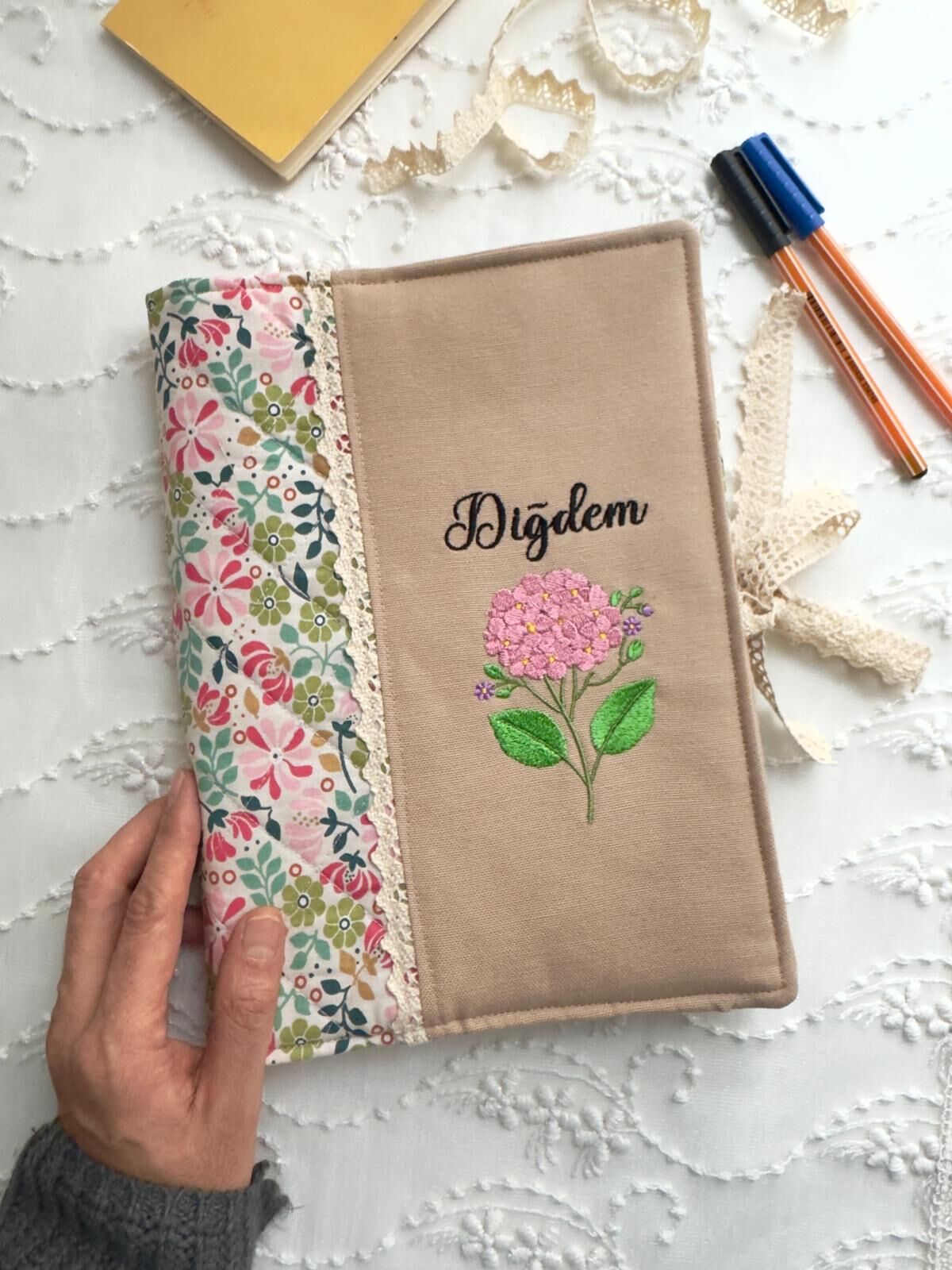 Krem Çiçekli Kişiye Özel Kitap Kılıfı Organizer