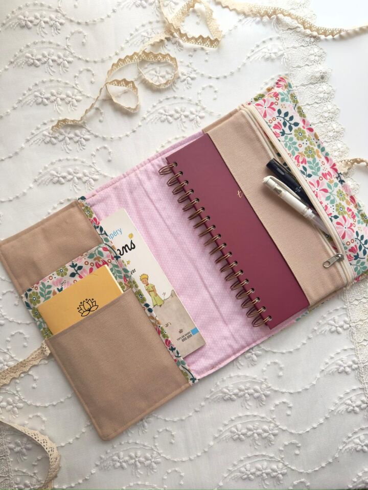 Krem Çiçekli Kişiye Özel Kitap Kılıfı Organizer